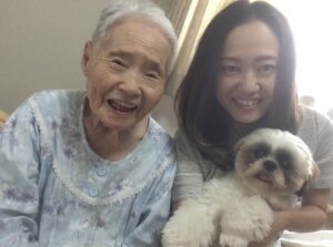 代表の小林と祖母が、寄り添って笑顔で写っている思い出の写真